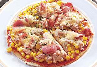 ベーコン、ツナ、コーンのあつあつピザ