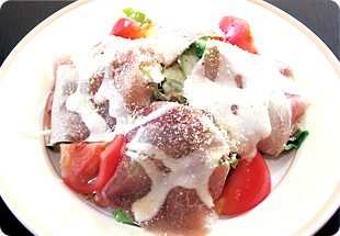 生ハムとチーズのシーザーサラダ